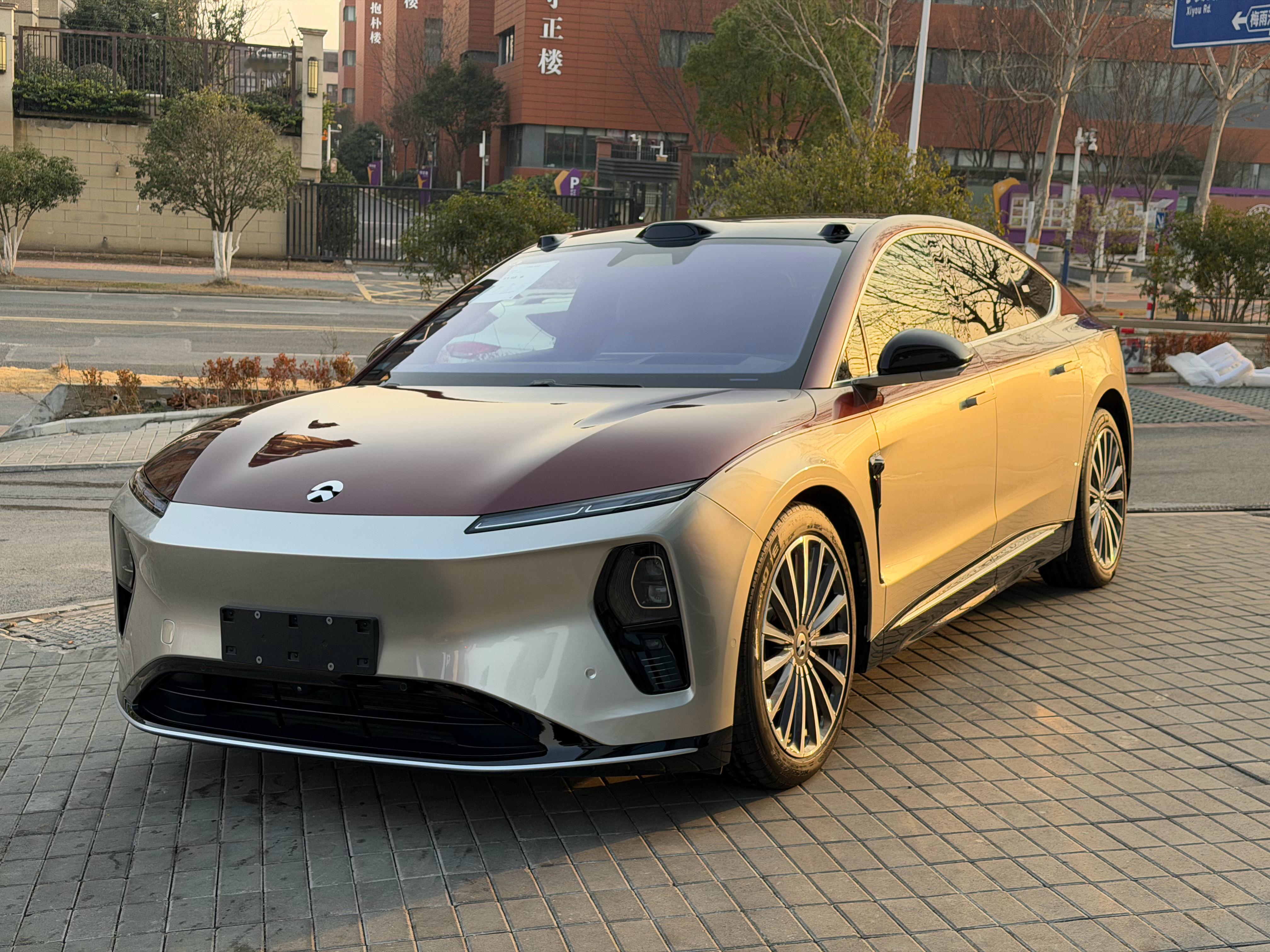 应各位要求，我把他贴成了日照金山。我超！！帅爆了。