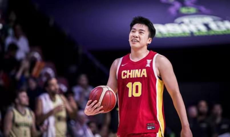 不得不说，王俊杰真的是中国男篮的宠儿，更是主教练眼里的乖乖娃。实话实说，尽管王