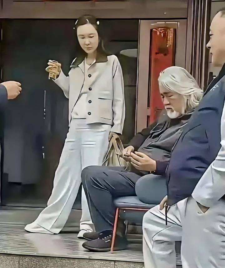 张纪中和老婆一起回丈母娘家，越看越魔幻。 光是三个人往那儿一站，年龄差就够让