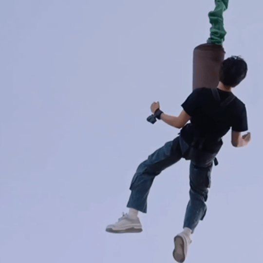 王安宇高中毕业照王安宇的高中毕业照简直就是帅气的开始！从学生时代的青涩到现在的