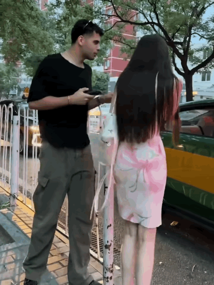 死缠烂打加上“蜜汁自信”，这就是印度阿三的手段。哪怕他们天天用手抓饭，也不影响他