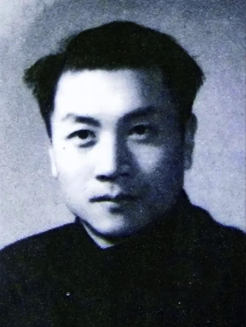 1944年，八路军任远被俘。半夜，他忽然摇醒了正在熟睡的狱友，轻声对他说：“那个