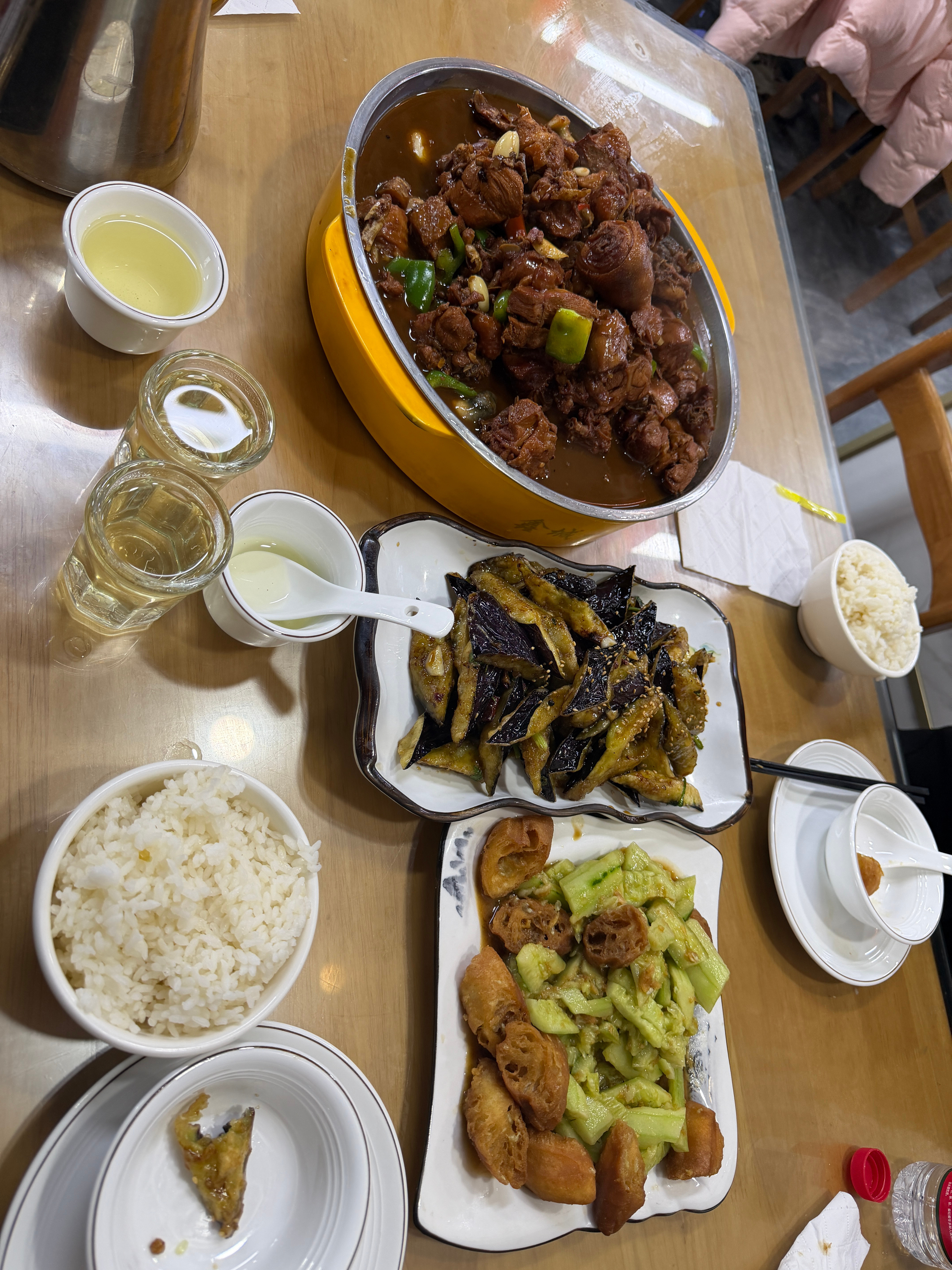 泰安这菜分量真足啊。俩人完全吃不完。这个炸油条办黄瓜是第一次吃，无比好吃。泰安