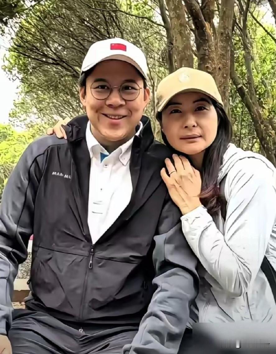 郭晶晶一场家宴没去，霍启刚当着镜头，就给了四个字：“身体不适”，没有迂回婉转！