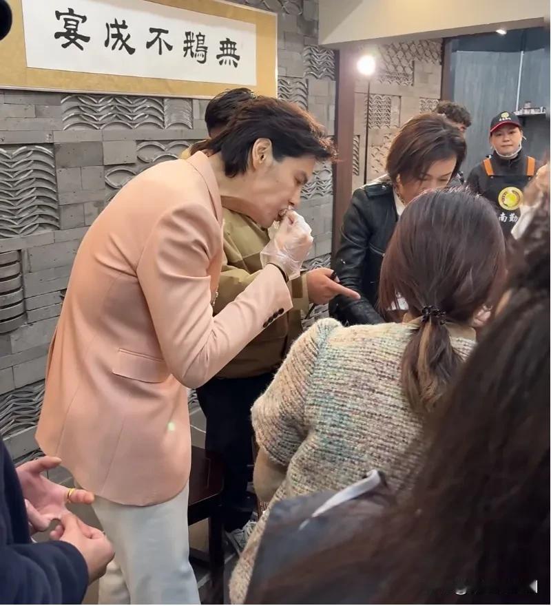 向佐来汕头了与友人聚餐品馋鹅肉，行走的笑星，看到他就觉得很有趣，和他爸爸也是