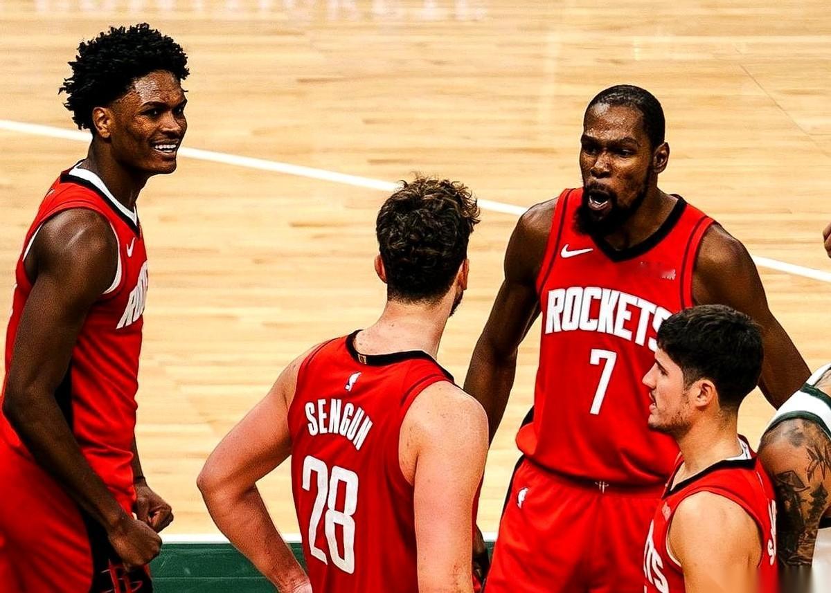 火箭队输球，杜兰特被顶到话筒前。记者的问题很直接：“球队进攻停滞了，你为什么不