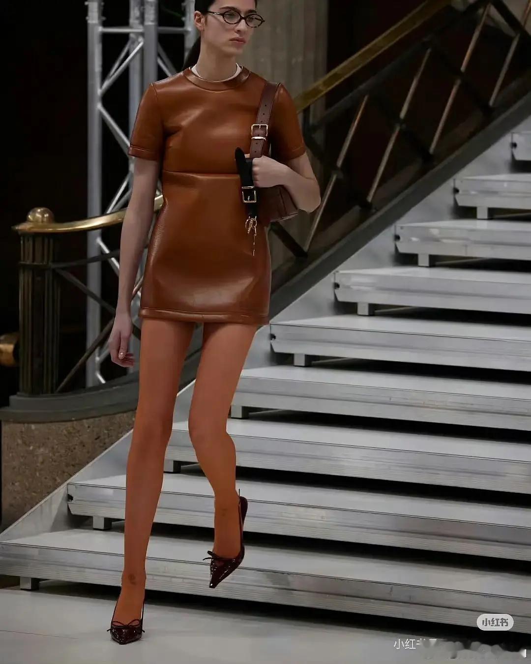 赵今麦这和模特是同一套衣服吗？看来真是人的问题