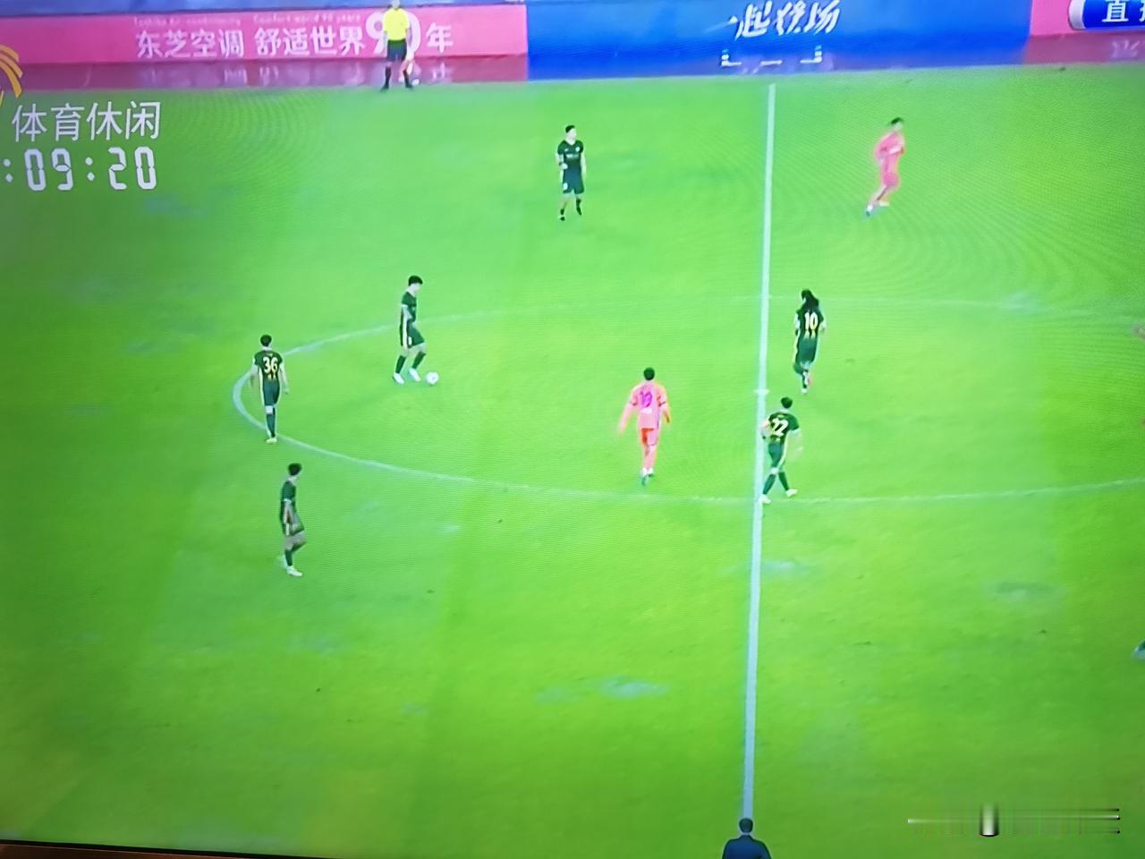 泽卡再次获得点球，但是这个球在裁判回看以后竟然取消了！通过回放可