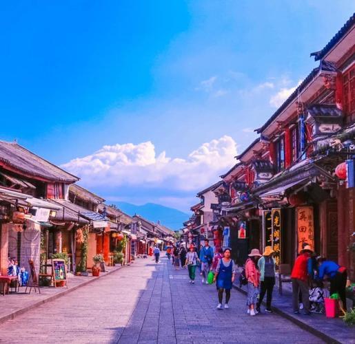 结合你身处哈尔滨的地理位置，为你推荐2026年夏季适配避暑、游玩体验佳的热门古城