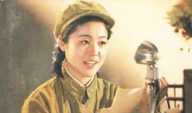 1979年，我国女翻译刘禄到美国访问，一美国男人不知为一直盯着她，几分钟后，男人