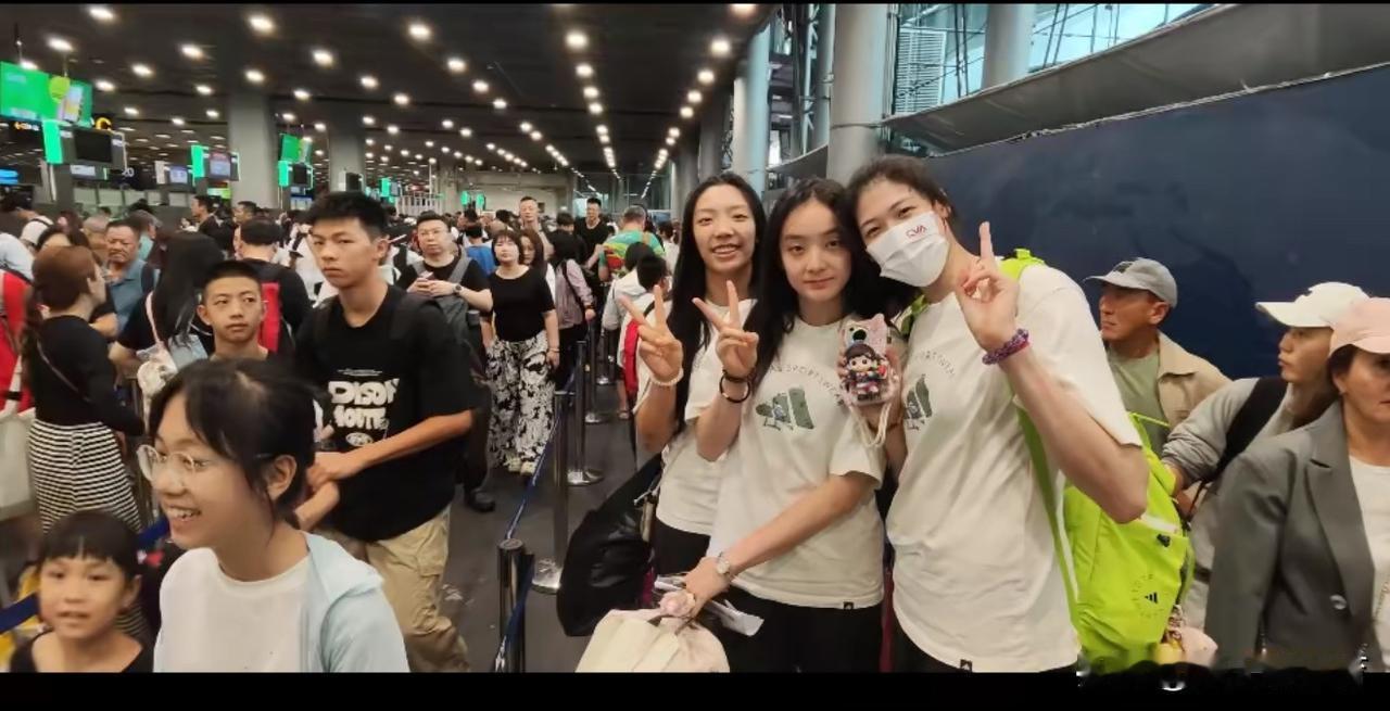 中国女排抵达泰国清迈机场！姑娘们每个人都是人手2个行李箱，带了好多东西呢，乍一看