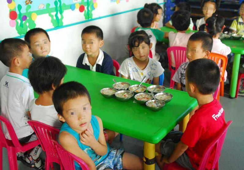 你知道孩子在幼儿园吃啥吗? 老师发在群里的, 可不一定是孩子吃的