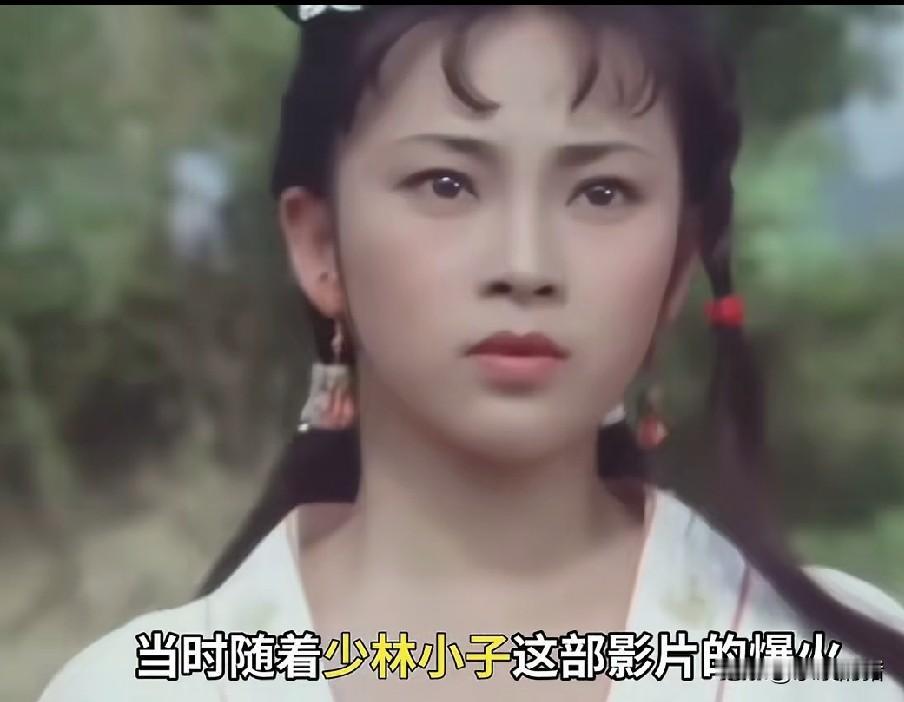 黄秋燕和利智两人同时期的样子。黄秋燕五官不输利智，甚至有胜出些许。但是黄秋燕是传