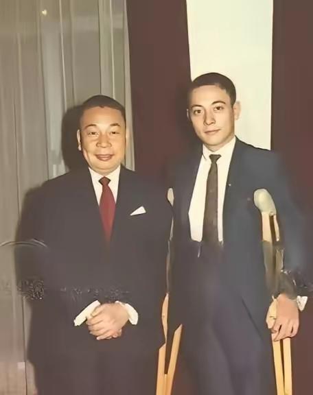 1970年，蒋经国和拄拐的长子蒋孝文的合影，蒋孝文拄拐不是因为他受伤，而是他的身