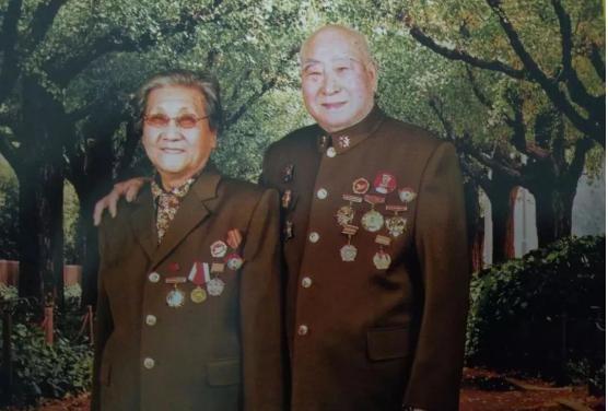 1943年，八路军政委秦光腰部中弹，两个汉奸走到了他身边要补刀。突然，秦光低声说