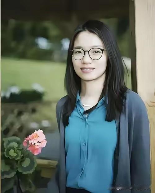 王虹身在美国，名在中国。其数学才能已被许多国人津津乐道，她与另一名中国数学家邓（