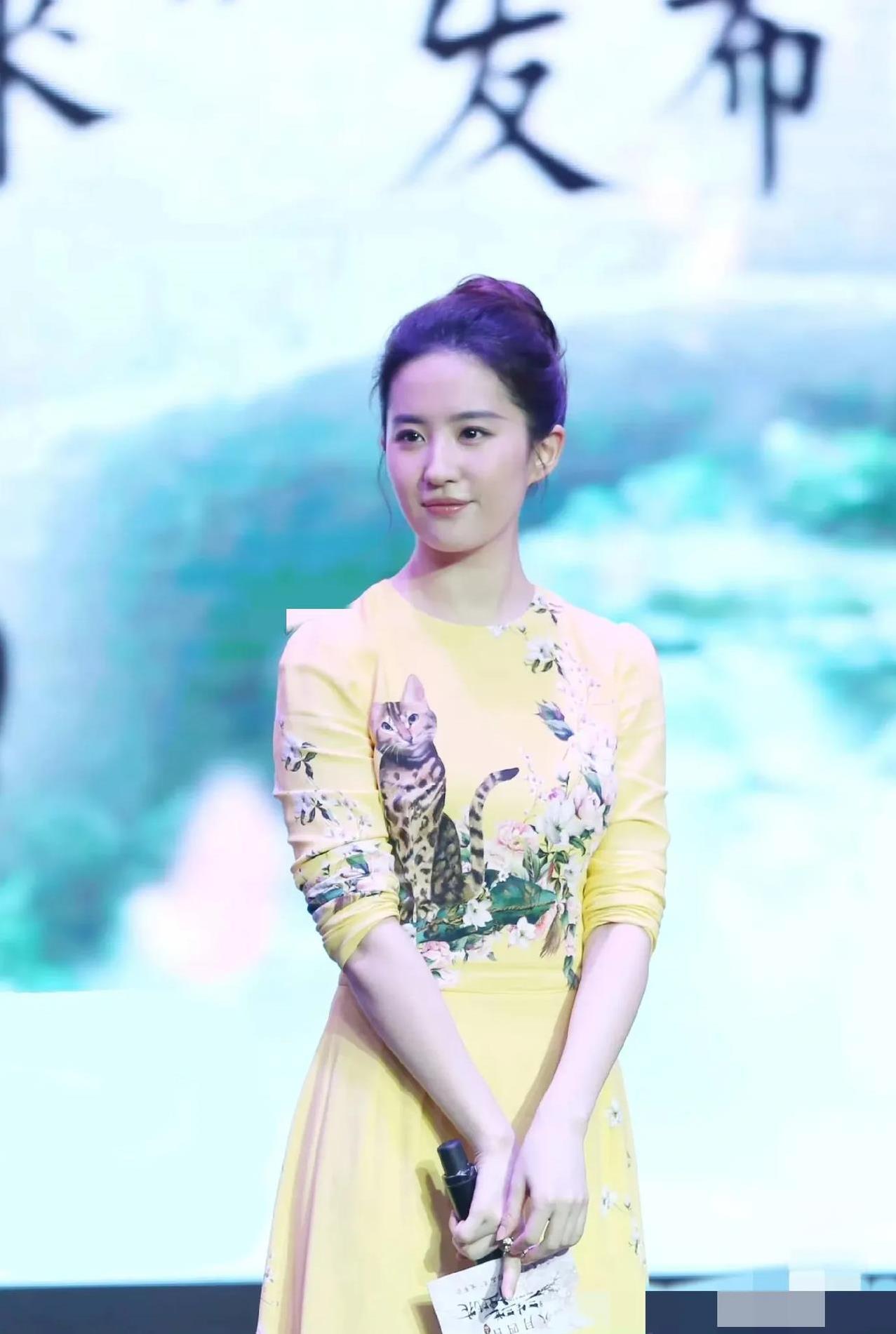 刘亦菲真的好适合扎丸子头，骨相美不需要任何发型修饰。#明星刘亦菲#