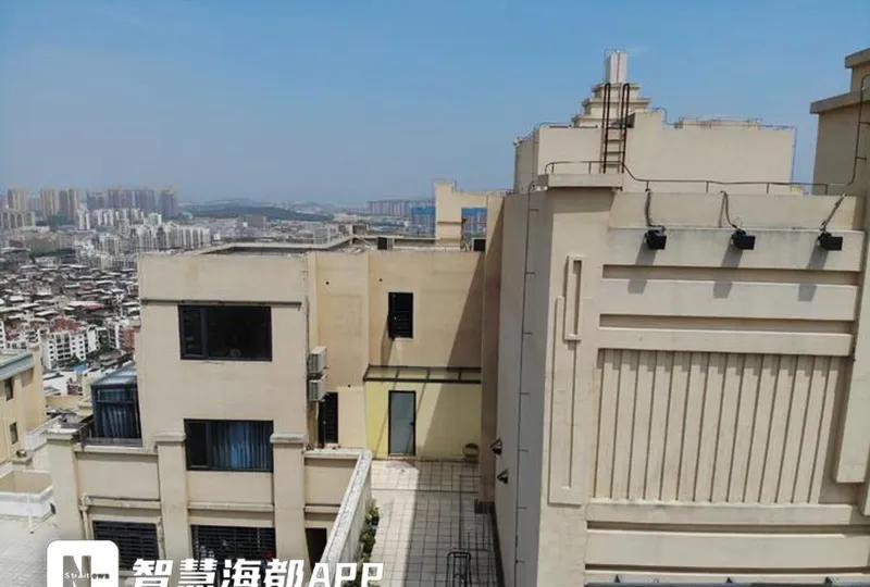 “离了个大谱！”2024年8月，福建泉州，某小区的顶楼住户私自将楼顶的公共天台变