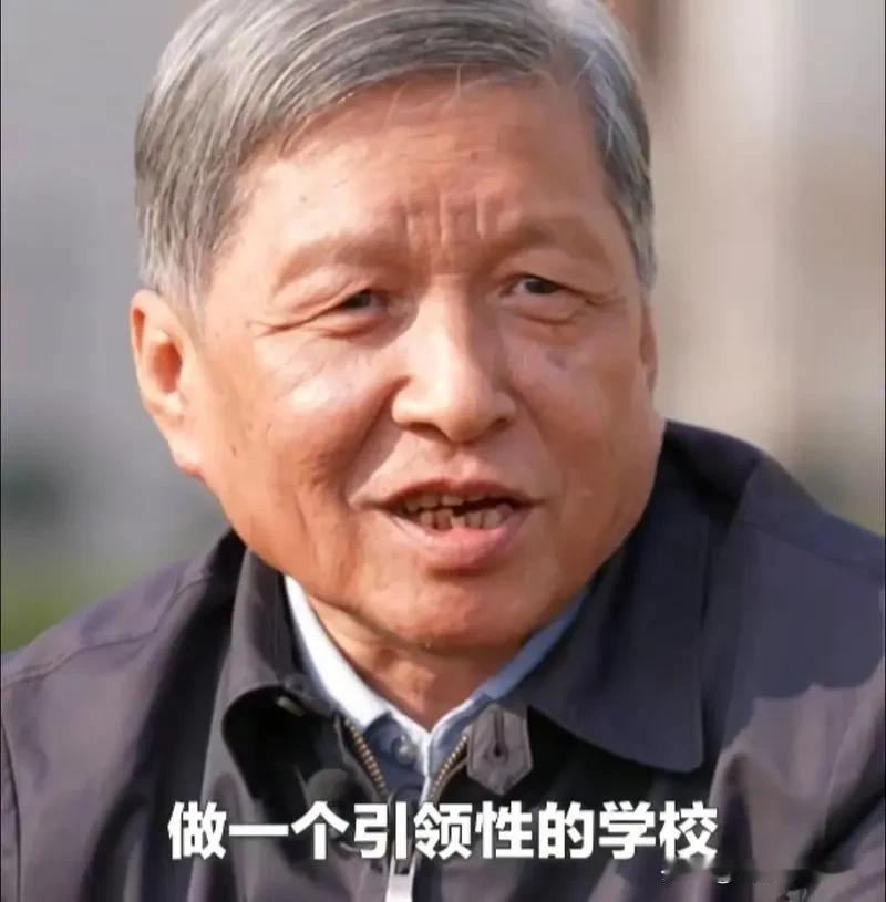 王树国校长说：“当孩子埋怨读书太苦太累时，给他讲讲石头和台阶的故事：一块石头，一