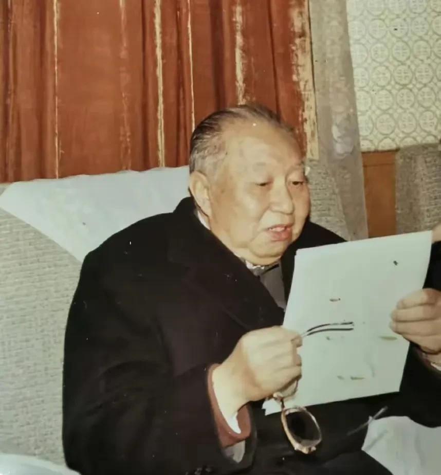 华国锋在晚年深居简出，他可是毛主席极为信任的人。毛主席评价他是老实人，这可不是随