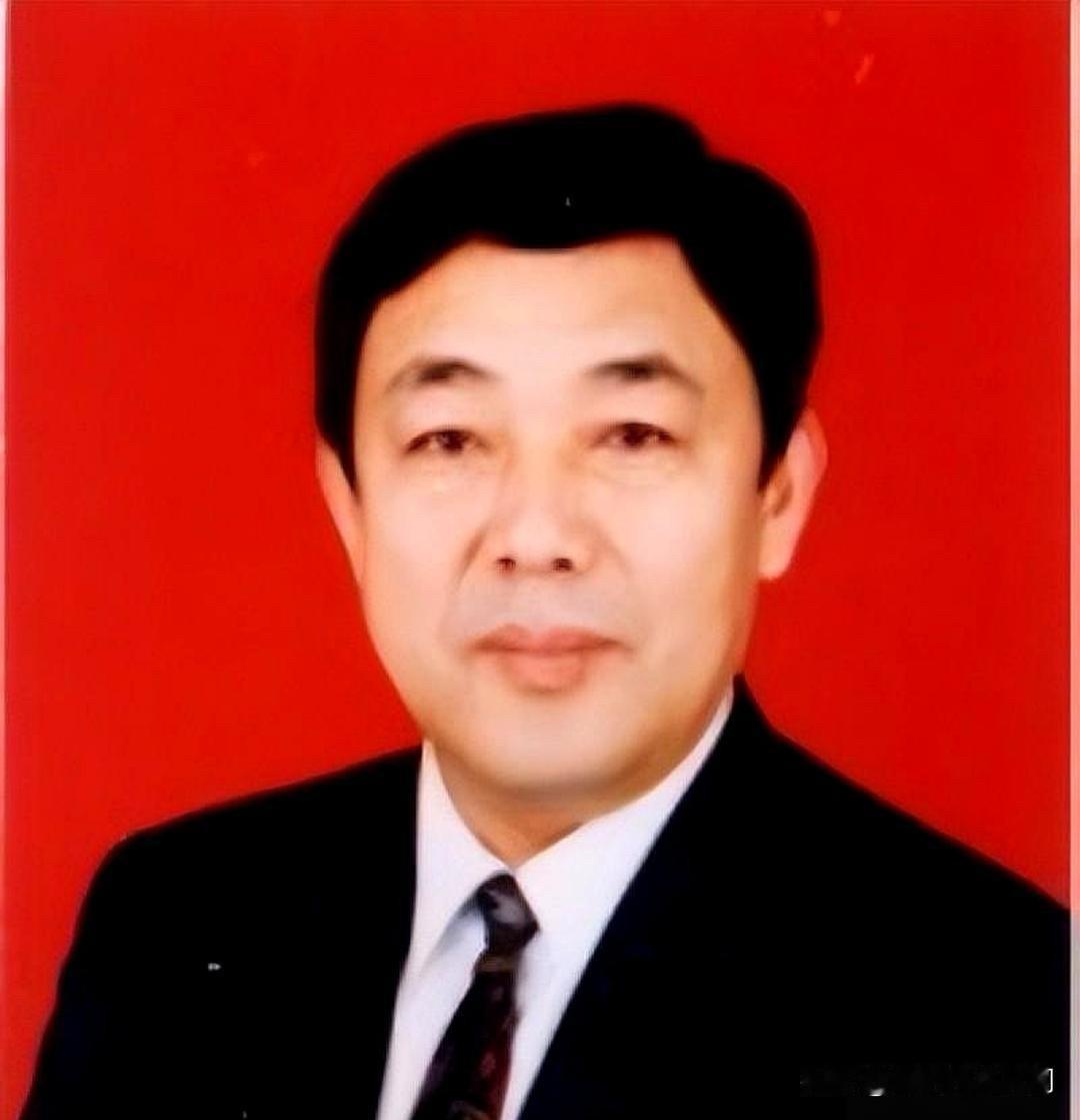 他曾任山东省青岛市委书记。1942年出生，山东荣城人。山东农学院毕业，1967年