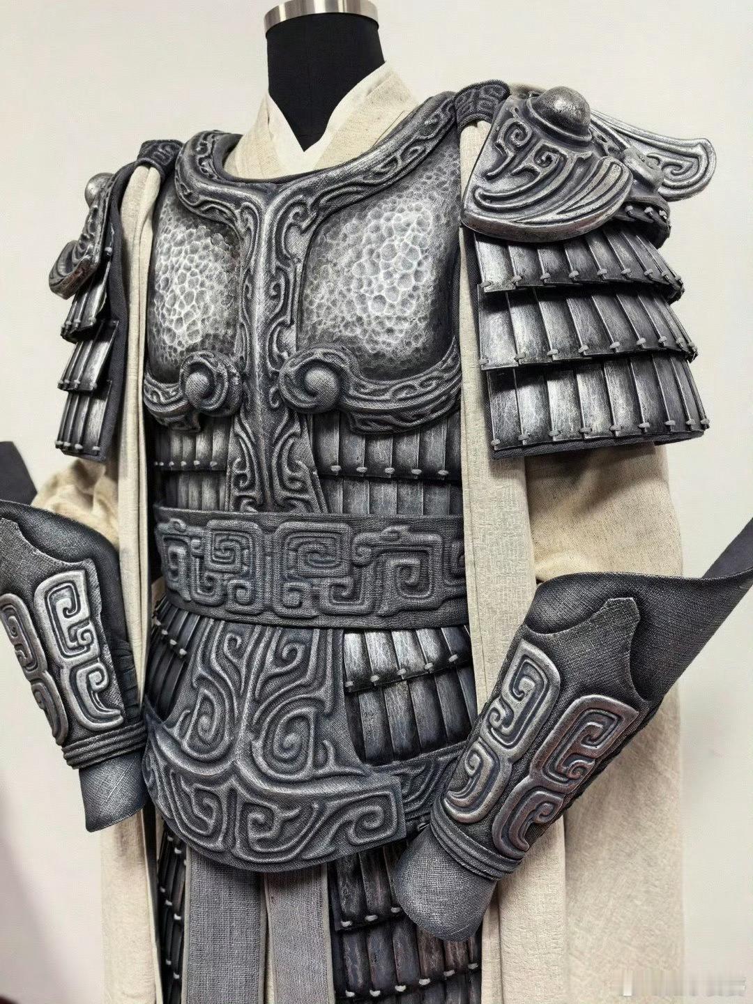 好帅的铠甲，也就何润东这样孔武有力的人能穿，给那些连上马都要吊威亚的粉底液将军穿