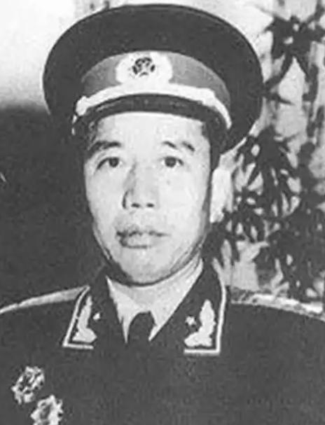 1950年2月5日凌晨，新疆昌吉。2500多名刚改编成解放军的骑兵突然哗变，士兵