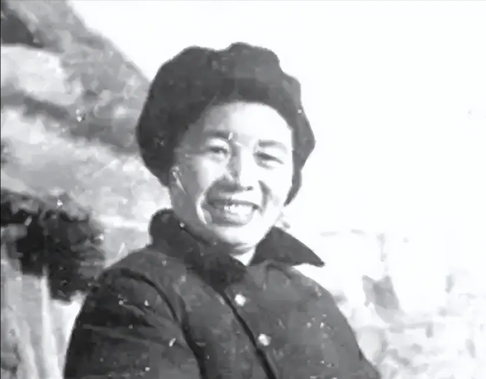 1937年，身怀有孕的张琴秋饥肠辘辘，摇摇晃晃走到山下，被马家军抓获，一名旅长亲