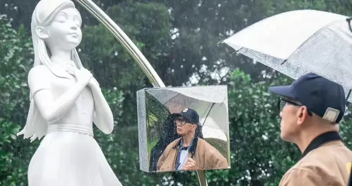 大S雕像争议不断！两个孩子与爸爸广州游，完全不受影响