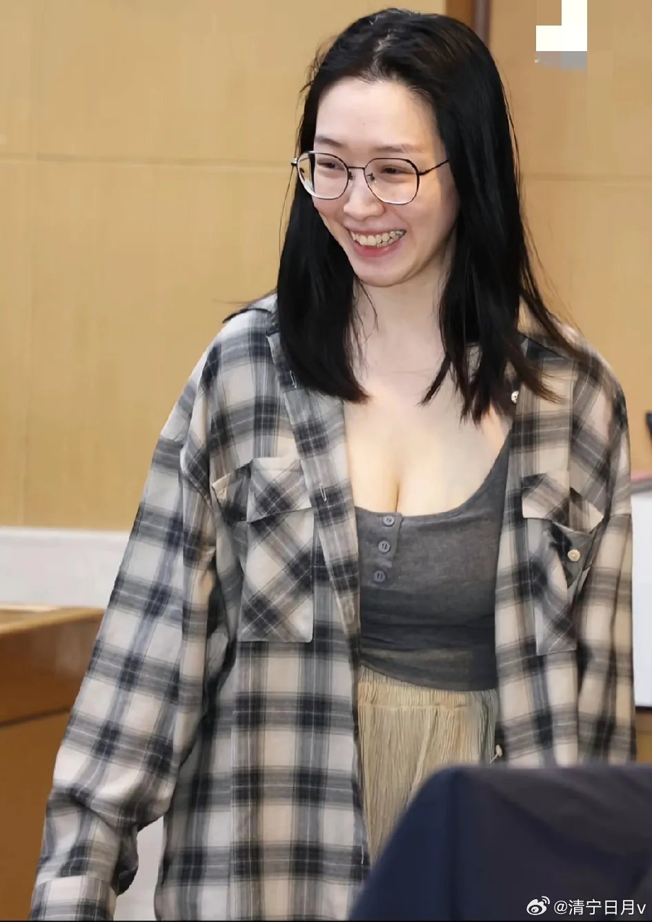 太子集团女助理，难怪她能当秘书，台妹特征很明显啊，台湾这穿搭正常​​​