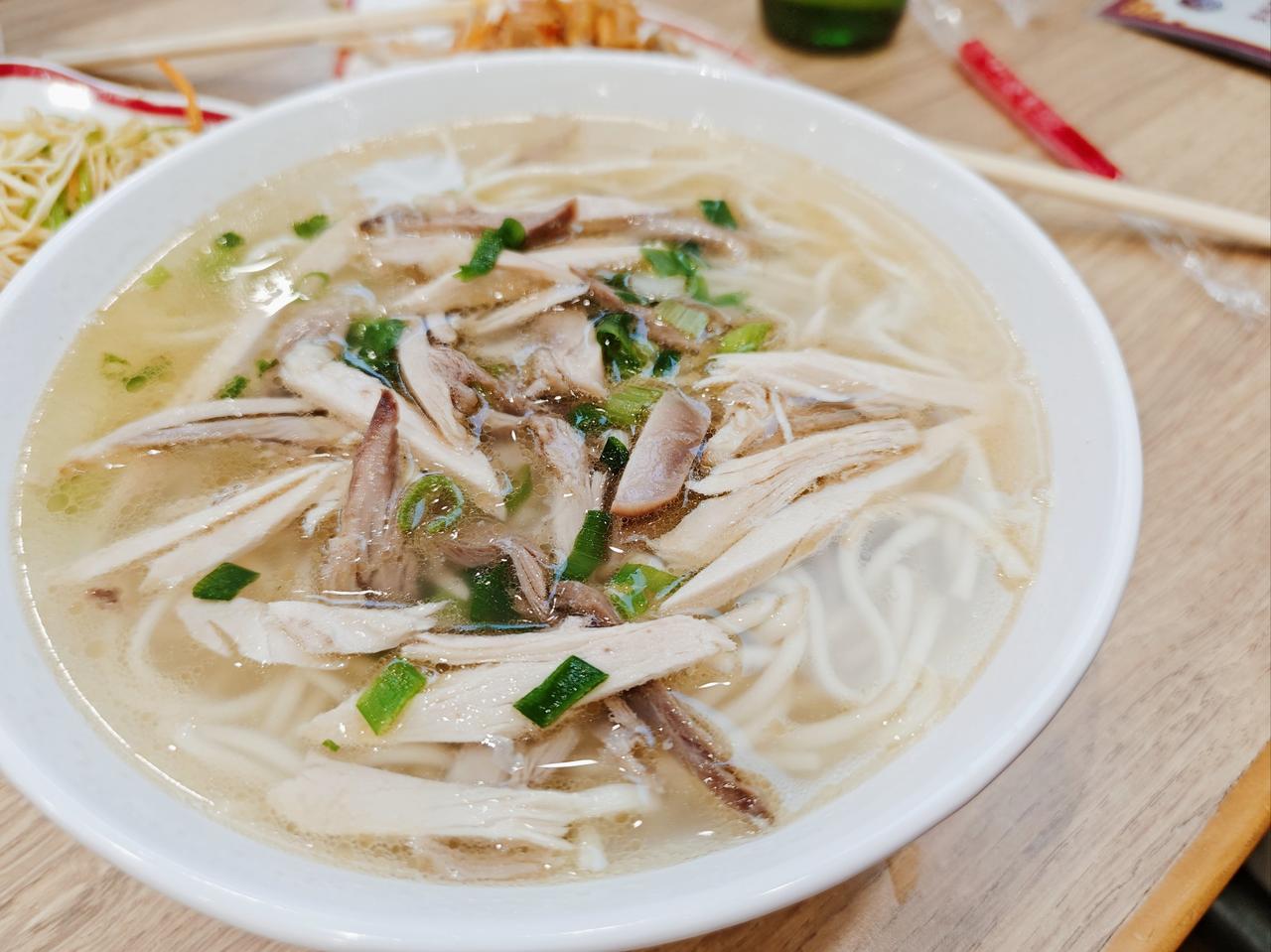 天越热，越得吃热的？夏天三十七八度，很多人一口热饭都咽不下去，恨不得每天只靠冰西