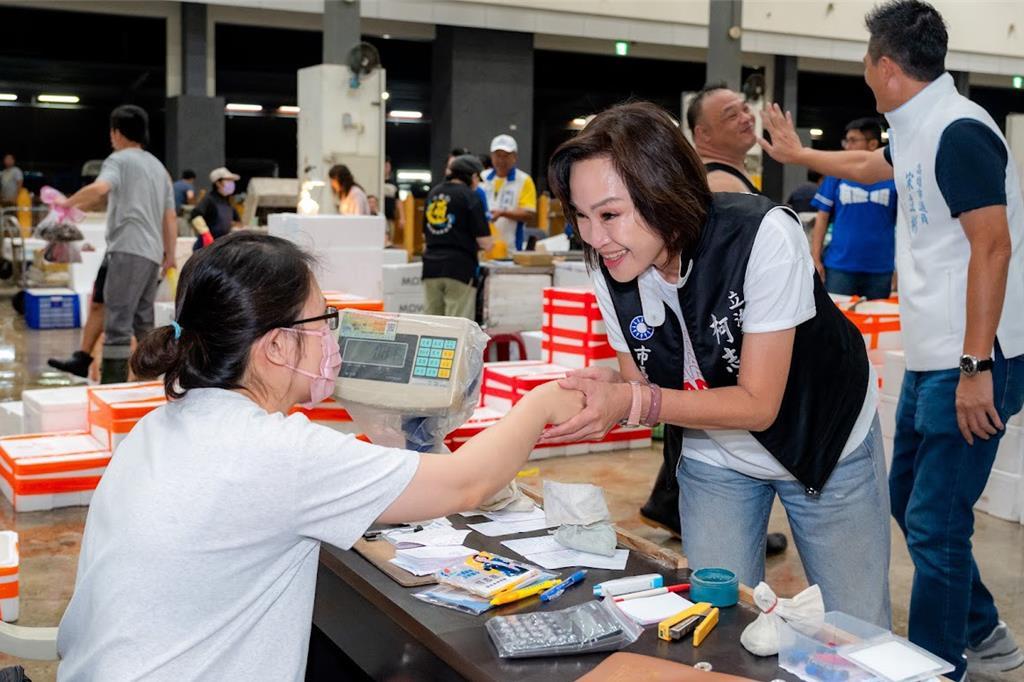 凌晨4点开工！柯志恩摸黑扫鱼市16小时“市场铁人陆战”肉搏选战倒数冲刺，国民