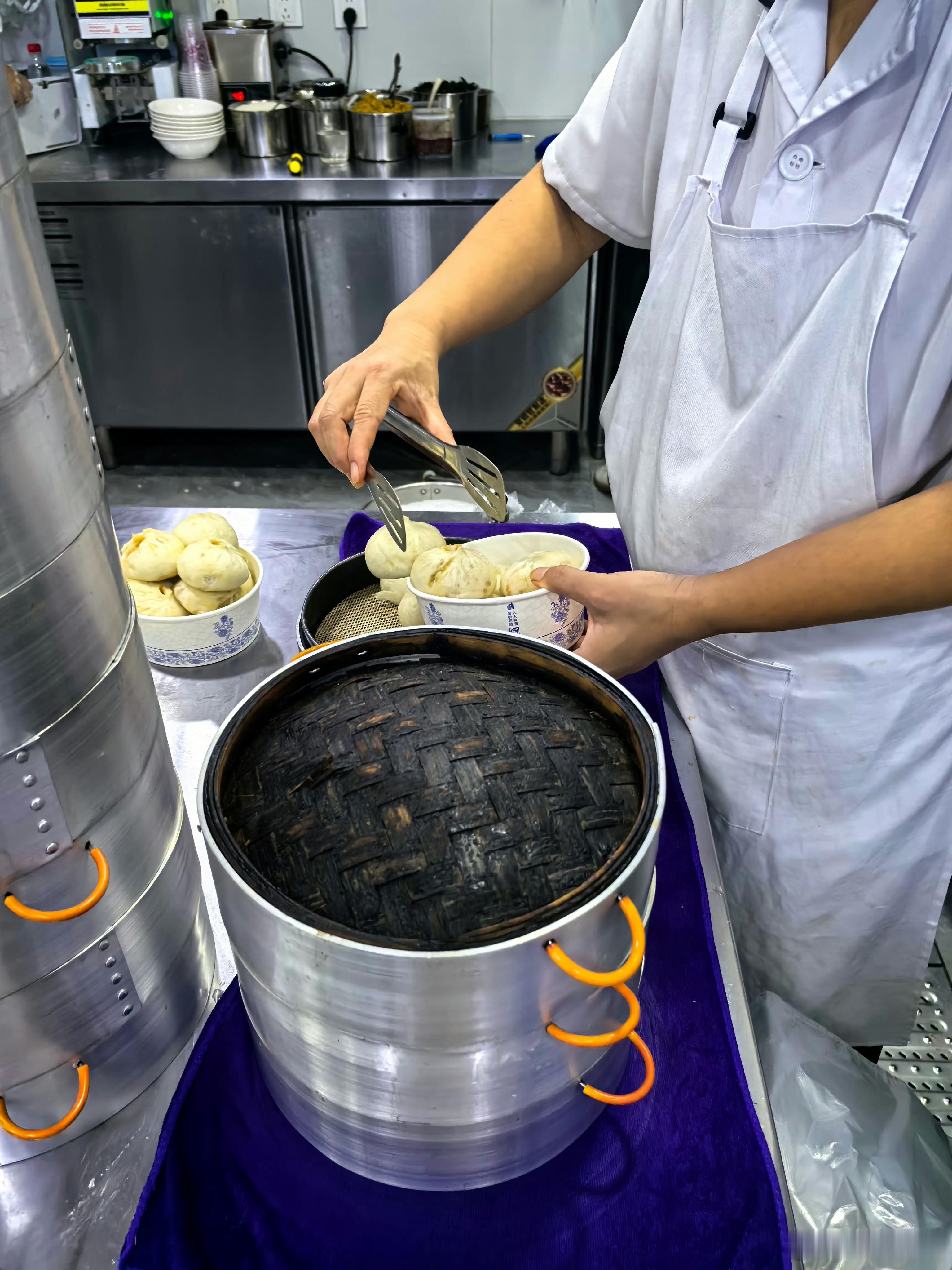 蜜雪冰城回应7.9元早餐套餐被嫌贵你们那的早餐一般多少钱呢？我在杭州吃的小笼包，