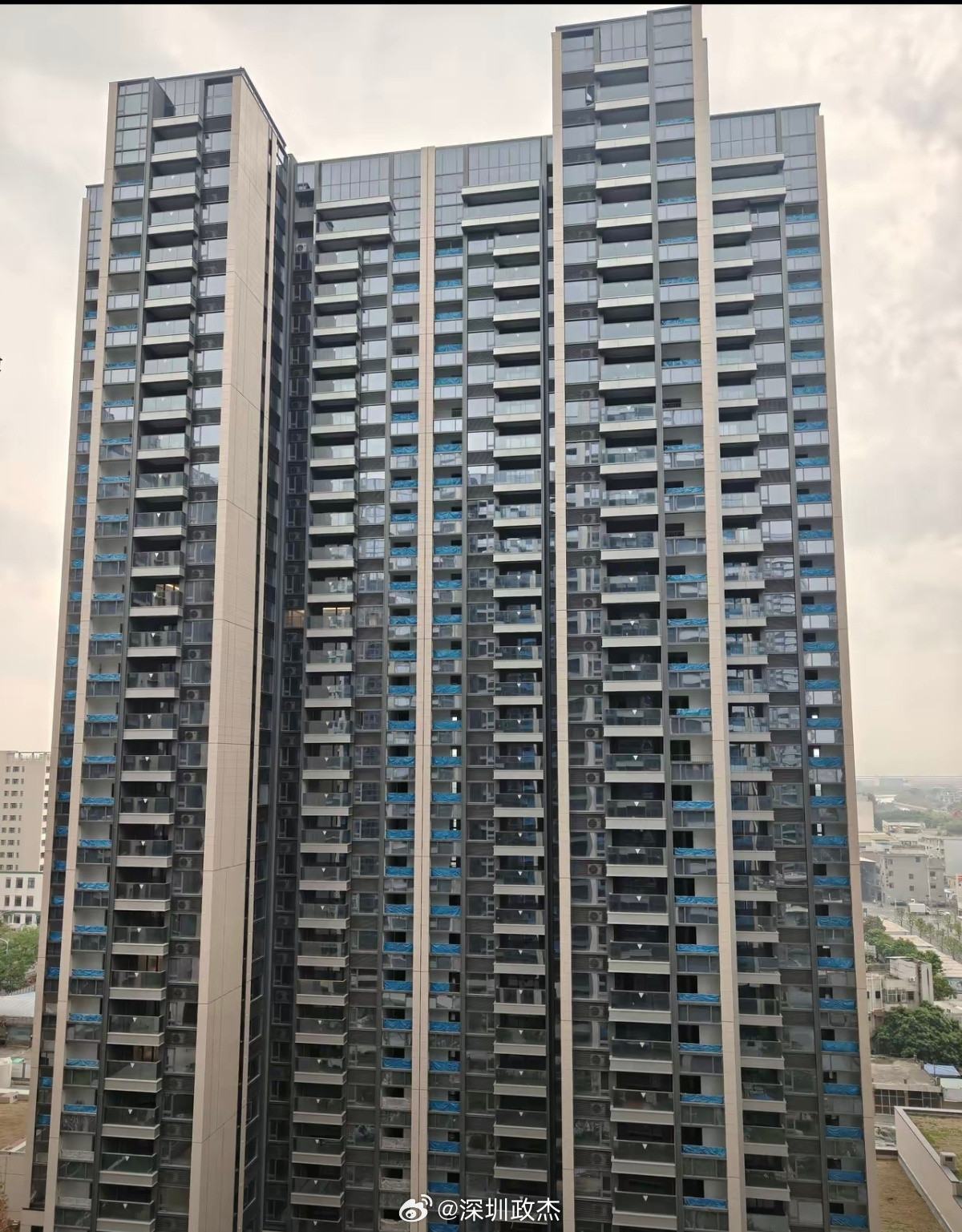 360行行行出状元，刚看到两口子初中文化，在深圳打拼多年，做卖油漆生意。孩子大了