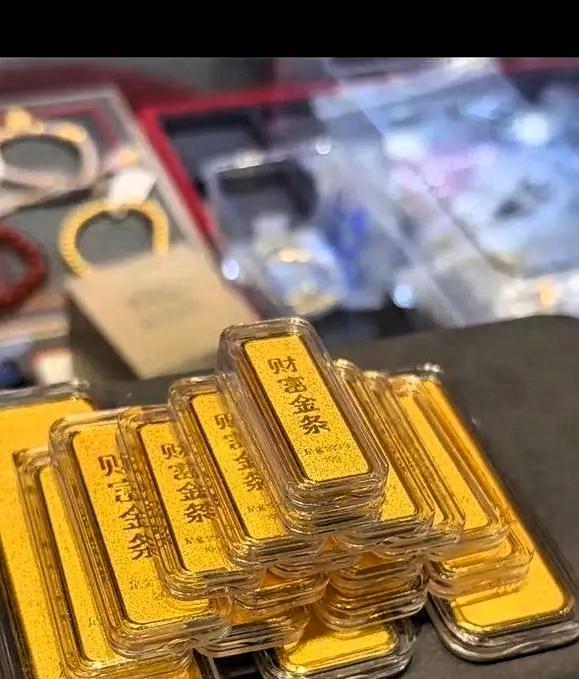 黄金啊，这得坑了多少家庭？当大家以为金价回落到870多元时已经很便宜了，这其