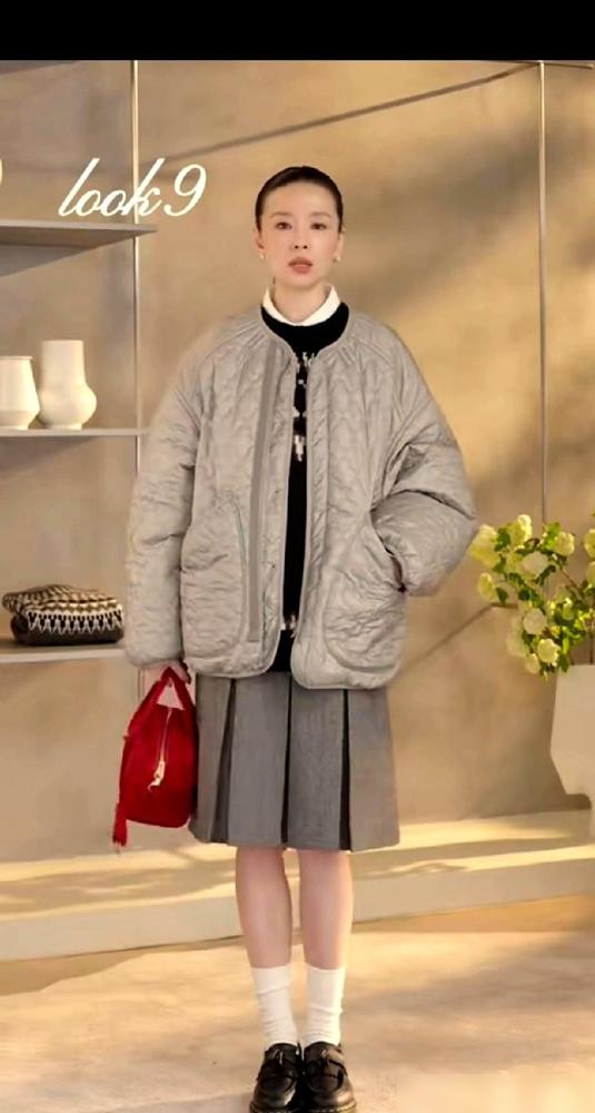 刷到董洁直播间，我愣住了。真的，不是在卖衣服，她是在卖一种感觉。我当时就