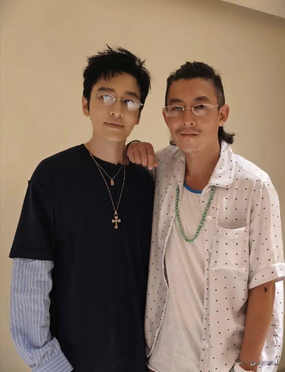 黄晓明和陈冠希这次同框，年龄明明差不了多少，但是黄晓明却输得有点明显。