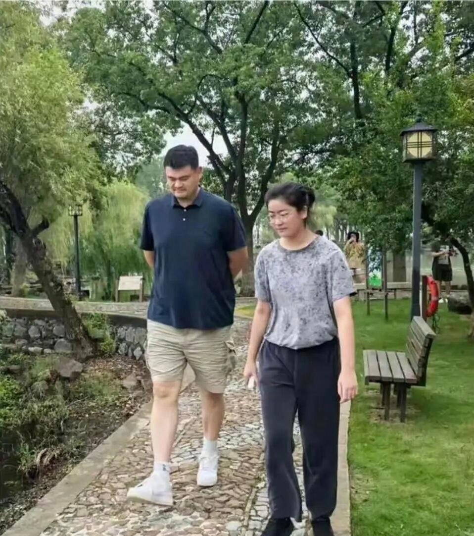 姚明和女儿出门遛弯，光看背影都觉得压迫感十足。15岁的姚沁蕾，身高蹿到1米9，跟