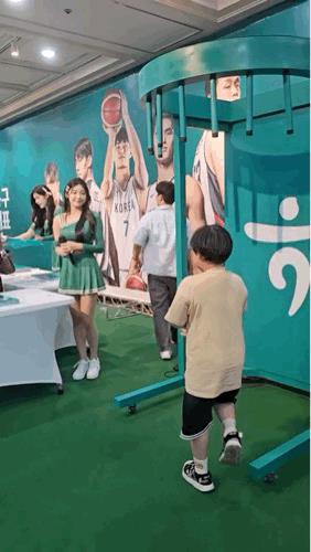 少爷真棒，全躲过去了，一次都没有被棍子砸到[捂脸哭]