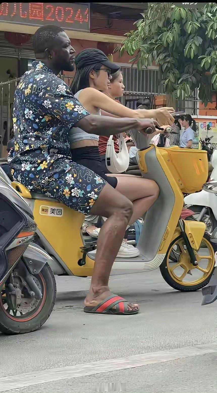 咱就是说，图啥呢？大老黑，三无人员，随时都面临着被遣返，正经工作也没有，连电摩