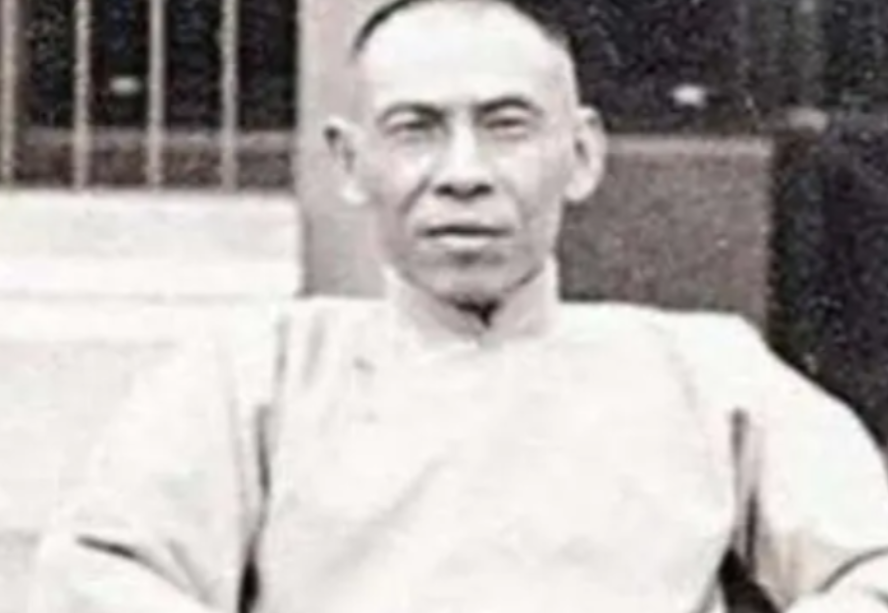 1921年，杜月笙拿着100万大洋来到卢筱嘉府中，卑躬屈膝地跟人道歉。见状，卢筱
