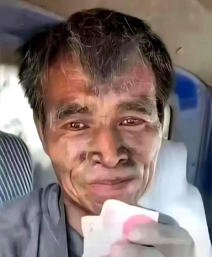 工地上扎了二十年钢筋的老刘，硬着头皮向老板借5万块钱。微信发出去整整5天，石沉