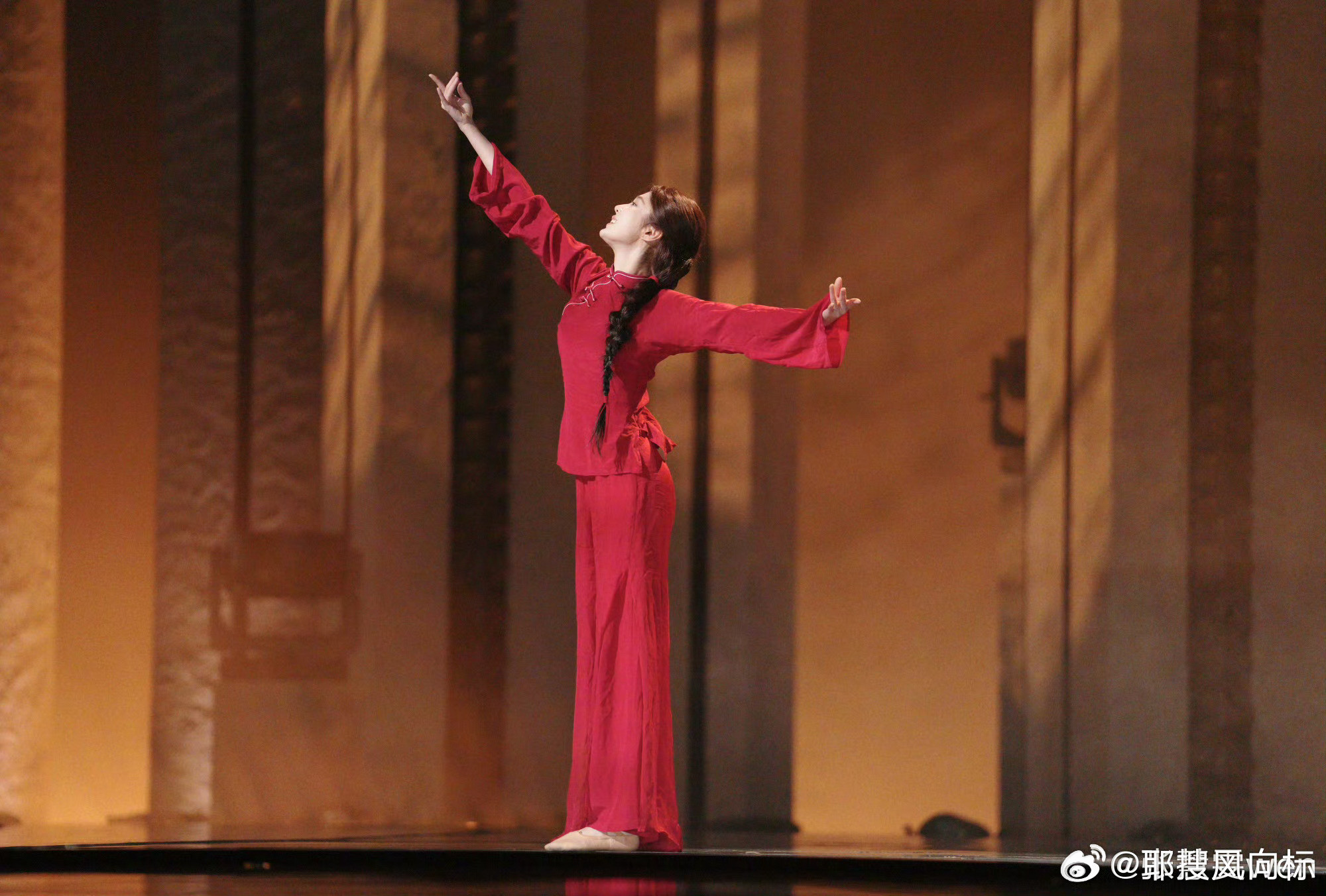 张慧雯乘风造型张慧雯红衣造型红衣翩跹，舞姿如诗。张慧雯以《跟着你到天边》重返舞