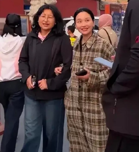 金莎跟婆婆出游，挽着手就像闺蜜。她的00后小老公刚处对象时也是流言蜚语阻力重重，
