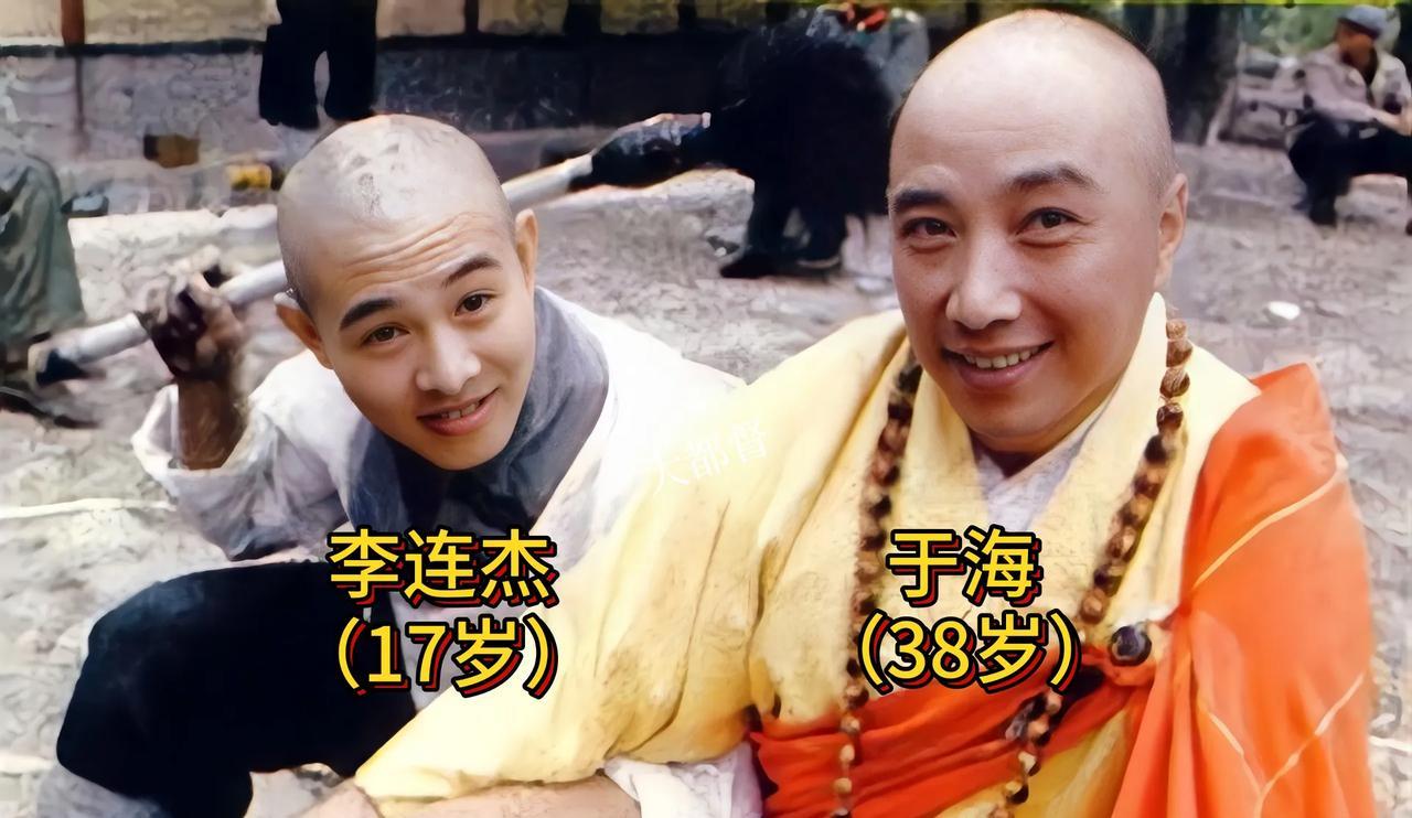 这是1980年电影少林寺拍摄期间，李连杰与昙宗大师的扮演者于海的合影，在电影中他