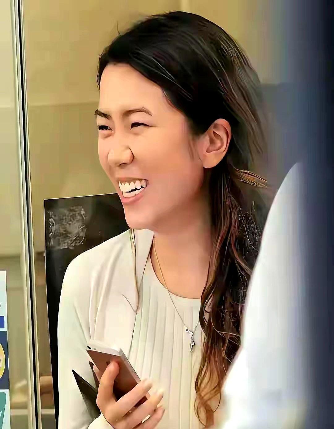 她摘下婚戒开会的样子，比戴钻戒走红毯更锋利。香港记者2019年就发现端倪——黎