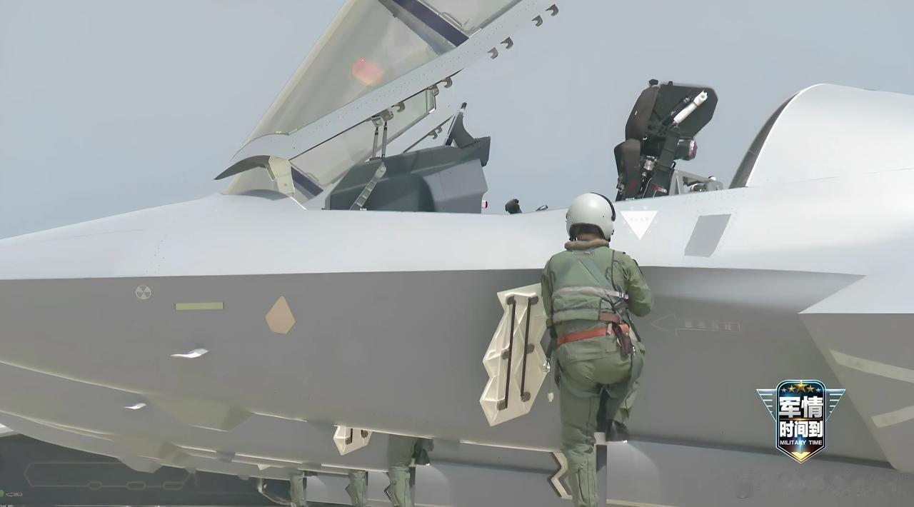 当今世界唯二的两架中型五代隐身战斗机，歼-35和F-35同角度照片对比。两名飞行