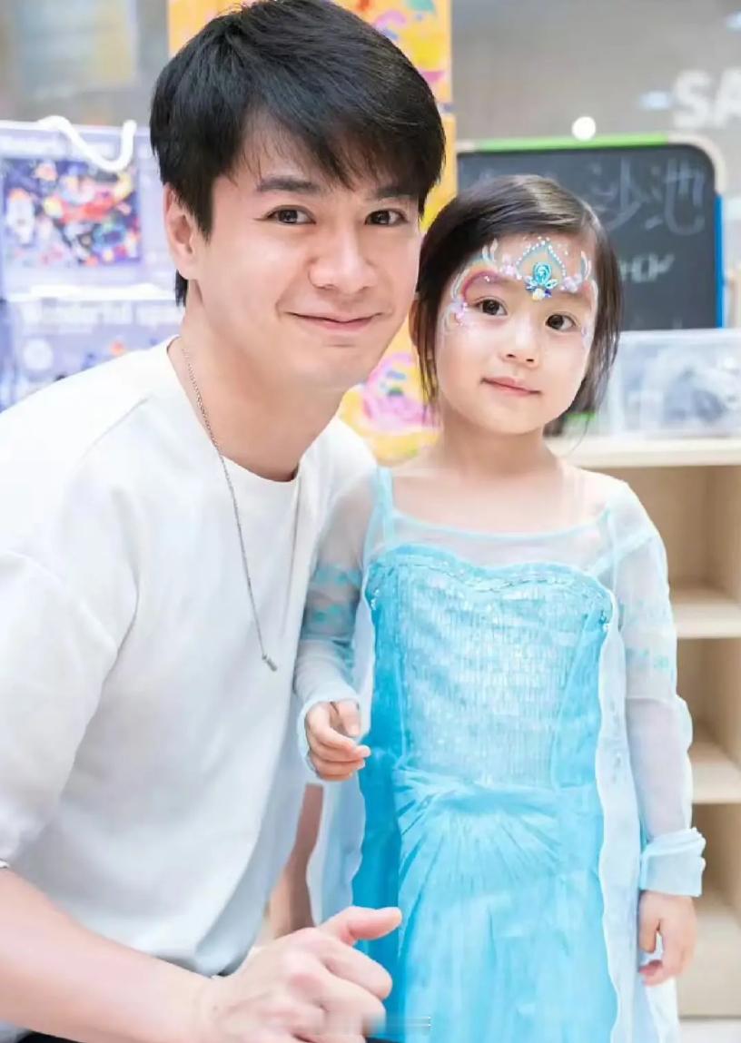 杨怡和罗仲谦的女儿儿子都好好看啊帅哥美女就要找好看的，要不就是基因扶贫吧