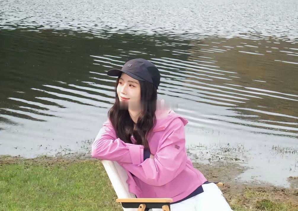 刘诗诗工作室晒出她的踏青照啦，整个人状态也太惬意了吧！春风、阳光、温柔氛围感直接