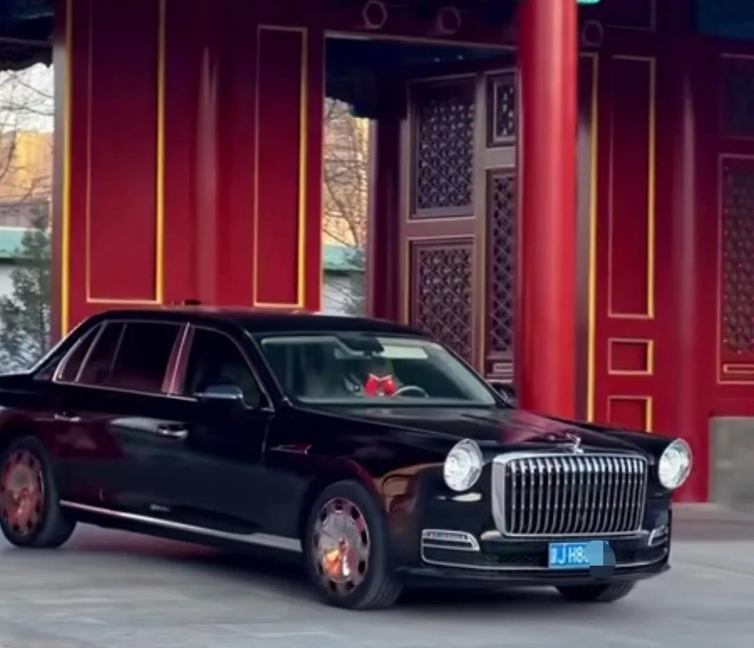 开出大门的红旗轿车。